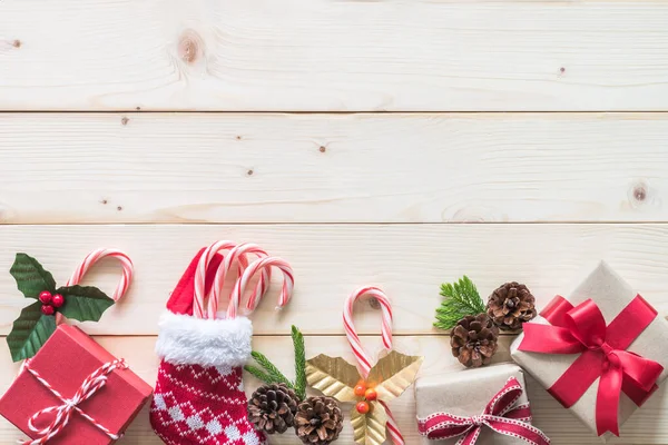 Noel hediyesi arkaplanı, Noel tatili için beyaz çam ağacından arka planda kırmızı kutu ve dekorasyon.