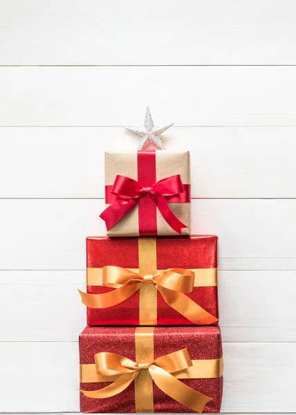 Подарочная Коробка Представляет Стек Форме Рождественской Елки Красно Золотой Роскошной — стоковое фото