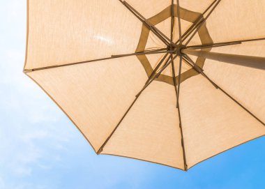 Yaz arkaplanı plaj şemsiyesi.