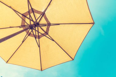 Yaz arkaplanı plaj şemsiyesi.