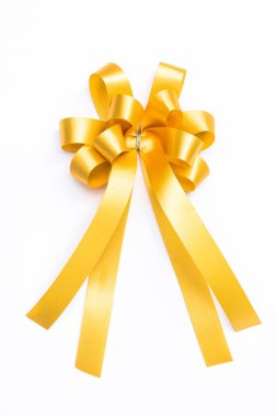 Noel için sarı altın rengi kurdele ve beyaz arkaplanda izole edilmiş yeni yıl hediyesi süslemesi.