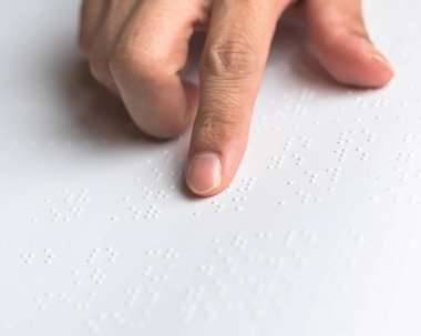 Görme engelli Braille kitabı, düşük görüşlü kişinin el / parmak dokunuşlu kağıt dokusu işareti okuyor