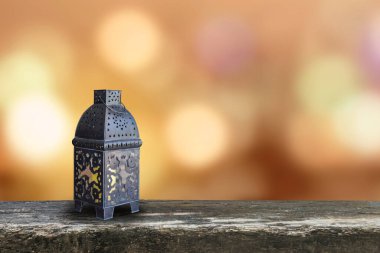 Ramazan Kareem arka planında bayram lambası ya da altın mum ışığı üzerine Arap feneri olan İslam Müslümanları için oruç ayı.