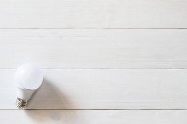 LED ışık yayan diyot ampul temiz beyaz beyaz ahşap doku arka planda lamba