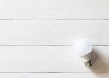 LED ışık yayan diyot ampul temiz beyaz beyaz ahşap doku arka planda lamba