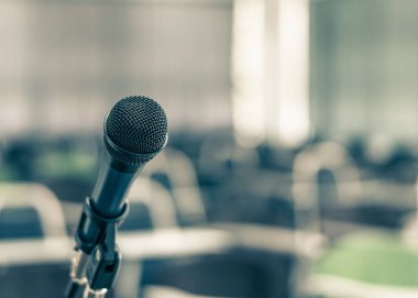 Okul konferans salonunda mikrofon hoparlörü, seminer toplantı odası veya ev sahibi, öğretmen veya koçluk hocası için eğitim konferansı