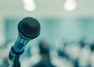 Eğitim sektörü etkinliğinde seminer veya konferans için mikrofon hoparlörü