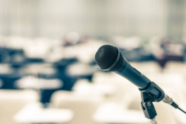 Seminer salonunda konuşmacının mikrofonu.