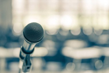 Okul konferans salonunda mikrofon sesi hoparlörü, seminer toplantı odası ya da ev sahibi, öğretmen ya da koçluk hocası için eğitim konferansı