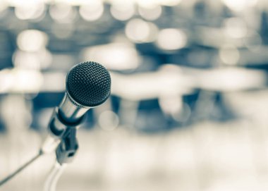 Eğitim sektörü etkinliğinde seminer veya konferans için mikrofon hoparlörü