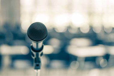 Okul konferans salonunda mikrofon hoparlörü, seminer toplantı odası veya ev sahibi, öğretmen veya koçluk hocası için eğitim konferansı