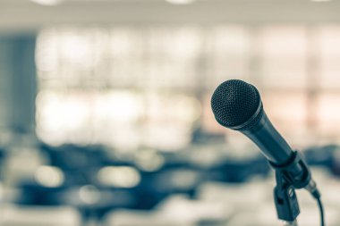 Seminer sınıfında mikrofon hoparlörü, konferans salonu ya da eğitim sektörü etkinliğinde ev sahibi, öğretmen ya da koçluk hocası için konferans.