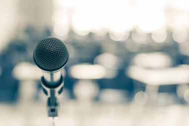 Okul konferans salonunda mikrofon hoparlörü, seminer toplantı odası veya ev sahibi, öğretmen veya koçluk hocası için eğitim konferansı