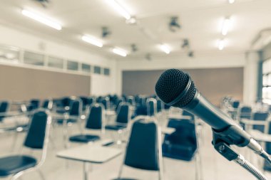 Okul konferans salonunda mikrofon sesi hoparlörü, seminer toplantı odası ya da ev sahibi, öğretmen ya da koçluk hocası için eğitim konferansı