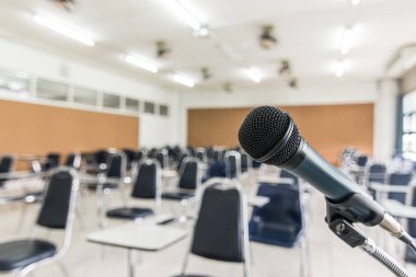Okul konferans salonunda mikrofon sesi hoparlörü, seminer toplantı odası ya da ev sahibi, öğretmen ya da koçluk hocası için eğitim konferansı
