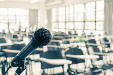Okul konferans salonunda mikrofon sesi hoparlörü, seminer toplantı odası ya da ev sahibi, öğretmen ya da koçluk hocası için eğitim konferansı