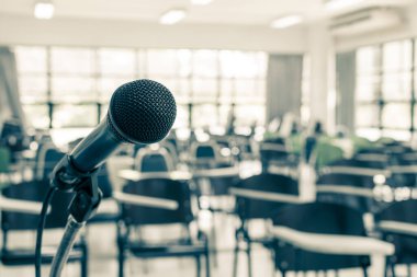 Okul konferans salonunda mikrofon sesi hoparlörü, seminer toplantı odası ya da ev sahibi, öğretmen ya da koçluk hocası için eğitim konferansı