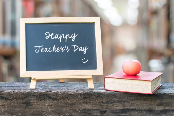 学校の図書館をぼかす上での黒い黒板についての幸せな先生の日の挨拶発表 背景教育概念 — ストック写真