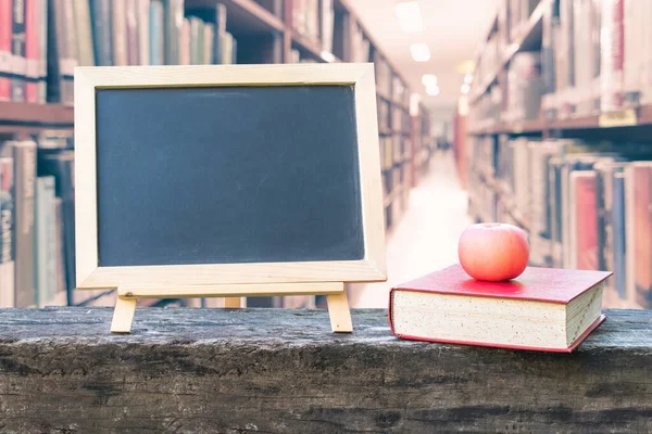 Εκπαίδευση Έννοια Κενό Μαύρο Chalkboard Σταθεί Για Την Ανακοίνωση Μήλο — Φωτογραφία Αρχείου