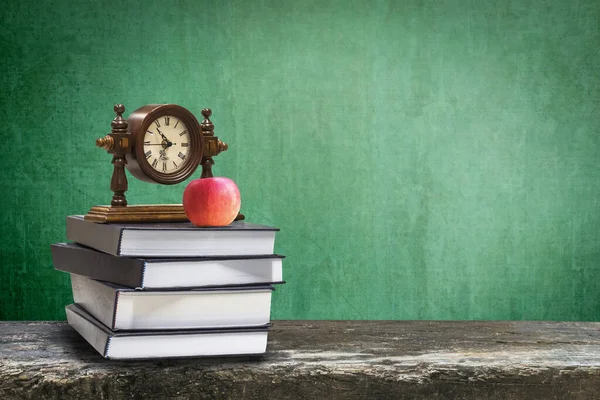 Voltar Conceito Escola Com Relógio Livro Sobre Quadro Verde — Fotografia de Stock