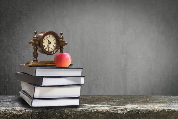 Voltar Conceito Educação Escolar Com Relógio Livro Sobre Quadro Negro — Fotografia de Stock