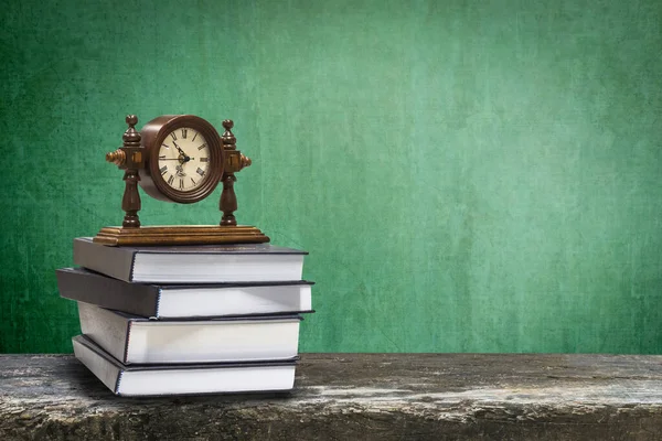 Concepto Regreso Escuela Con Reloj Libro Sobre Pizarra Verde — Foto de Stock