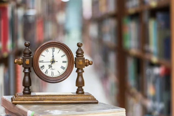 Old Alarm Clock Stack Book Blur Abstract Background Εκπαιδευτική Βιβλιοθήκη — Φωτογραφία Αρχείου