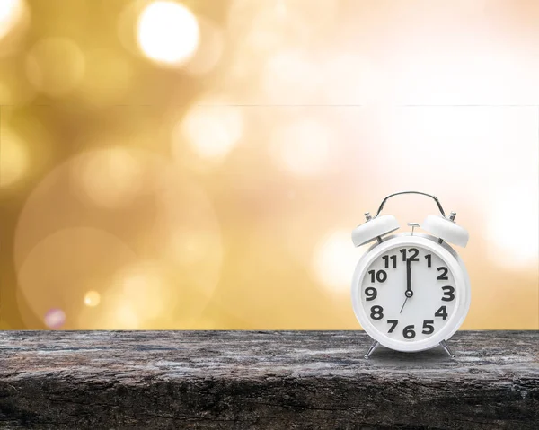 Sommerzeit Ende Konzept Mit Wecker Auf Gelbgold Herbst Unschärfe Hintergrund — Stockfoto