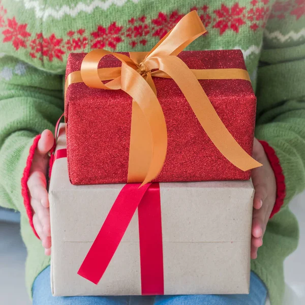 Подарочная Коробка Руках Ребенка Новым Годом Рождеством Христовым Рождеством Христовым — стоковое фото