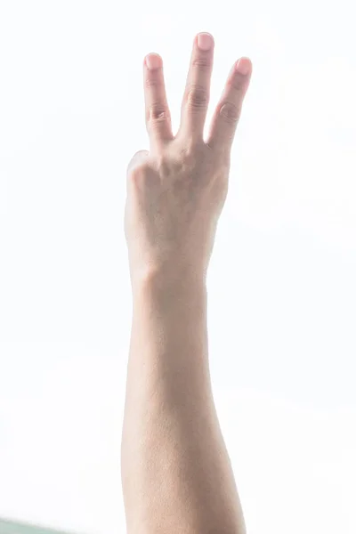 白い背景に縁光が孤立した3本の指で手を上げる クリッピングパス — ストック写真