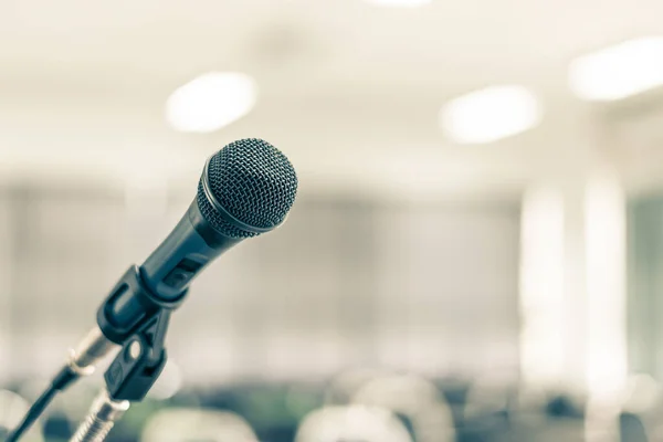 Mikrofonsprecher Für Seminare Oder Konferenzen Bei Geschäftlichen Bildungsveranstaltungen — Stockfoto