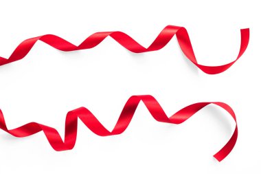 Kırmızı saten kurdele parşömeni beyaz arkaplanda izole edilmiş ve Noel tatili ve düğün kartı tasarım elementi için kırpma yolu var.