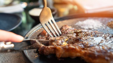 Lokantada güzel bir akşam yemeği menüsü için ızgara et ve biftek.