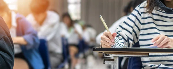 Sınavda öğrencinin sınıfta eğitim sınavına girmesi, çok düşünmesi, üniversite sınıfında cevap yazması, eğitim ve dünya okur yazarlığı konsepti.