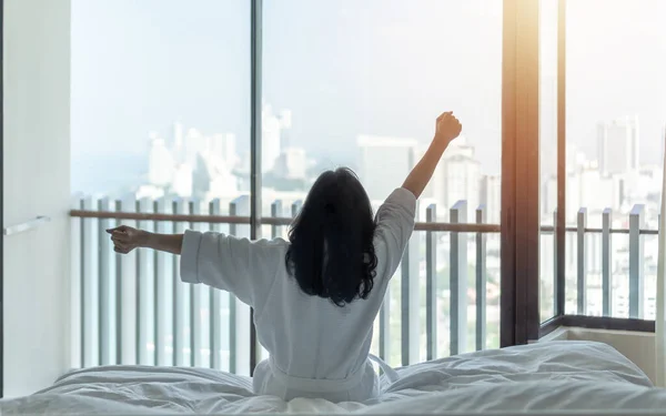 Hotel Verblijf Ontspanning Van Zakenvrouw Rustig Aan Gelukkig Rusten Strandstoel — Stockfoto