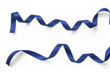 Koyu mavi kurdele lacivert yay renk kaydırma seti beyaz zemin üzerinde izole edildi ve tebrik kartı konfeti tasarım elementi için kırpma yolu oluşturuldu