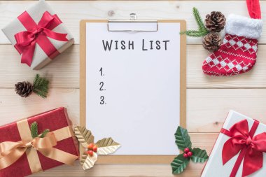 Noel ve yeni yıl dilek listesi not defterinde ve hediye kutusu geçmişinde boks günü için Xmas mevcut, kış mevsimi bayramı kutlaması