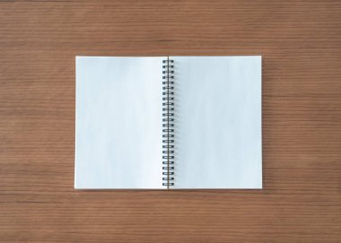 Boş bir açılış sayfası a5 cilt modeli katalog, dergi, menü, kitapçık, defter, portföy tasarım şablonu için ahşap masa arkaplan 