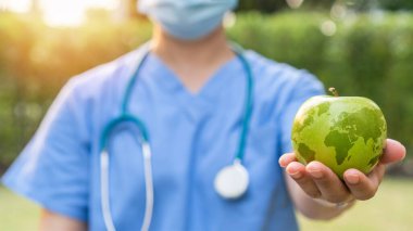 Dünya Sağlık Günü, günde bir elma, doktora yeşil elma verip, yüksek besleyici temiz gıda ve sağlıklı beslenme yedirerek, sağlık hizmetleri kavramını doktordan uzak tutar.
