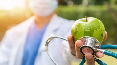 Dünya Sağlık Günü, günde bir elma, doktora yeşil elma verip, yüksek besleyici temiz gıda ve sağlıklı beslenme yedirerek, sağlık hizmetleri kavramını doktordan uzak tutar.