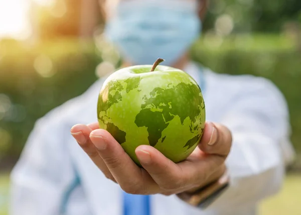 Dünya Sağlık Günü, günde bir elma, doktora yeşil elma verip, yüksek besleyici temiz gıda ve sağlıklı beslenme yedirerek, sağlık hizmetleri kavramını doktordan uzak tutar.