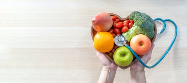 Kalp sağlığı için besleyici gıdalar kolesterol diyeti ve sağlıklı beslenme ile beslenme kalp tabağında temiz meyve ve sebzelerle birlikte hasta sağlığı için önerilen 