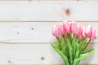 Bahar çiçeği arka planında beyaz ahşap çerçeveli güzel pembe lale tebrik kartı ve yaz mevsimi kutlamaları için. 