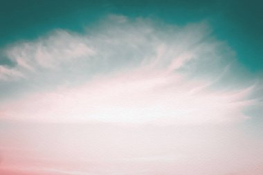 Gökyüzü bulanık doğa arkaplanı yumuşak bulutlarla suluboya kağıt dokusu üzerinde klasik mavi pembe