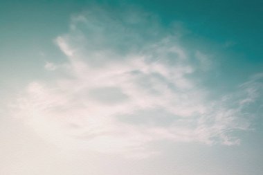 Bulanık gökyüzü, su üzerindeki doğal yumuşak bulutlar kağıt desenli mavi renkli. 