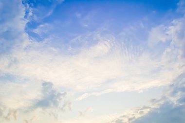 Yumuşak bulutlu mavi gökyüzü