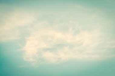 Yumuşak kabarık bulutlu, klasik renkli, güneşli bir gökyüzü. 