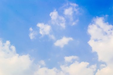 Yumuşak bulutlu mavi gökyüzü