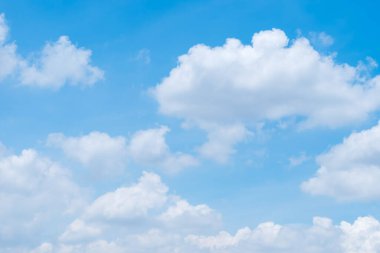 Yumuşak bulutlu mavi gökyüzü