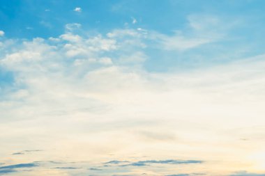 Bulanık bahar mavi gökyüzü arka plan doğal huzurlu akşam gün batımı bulutlu